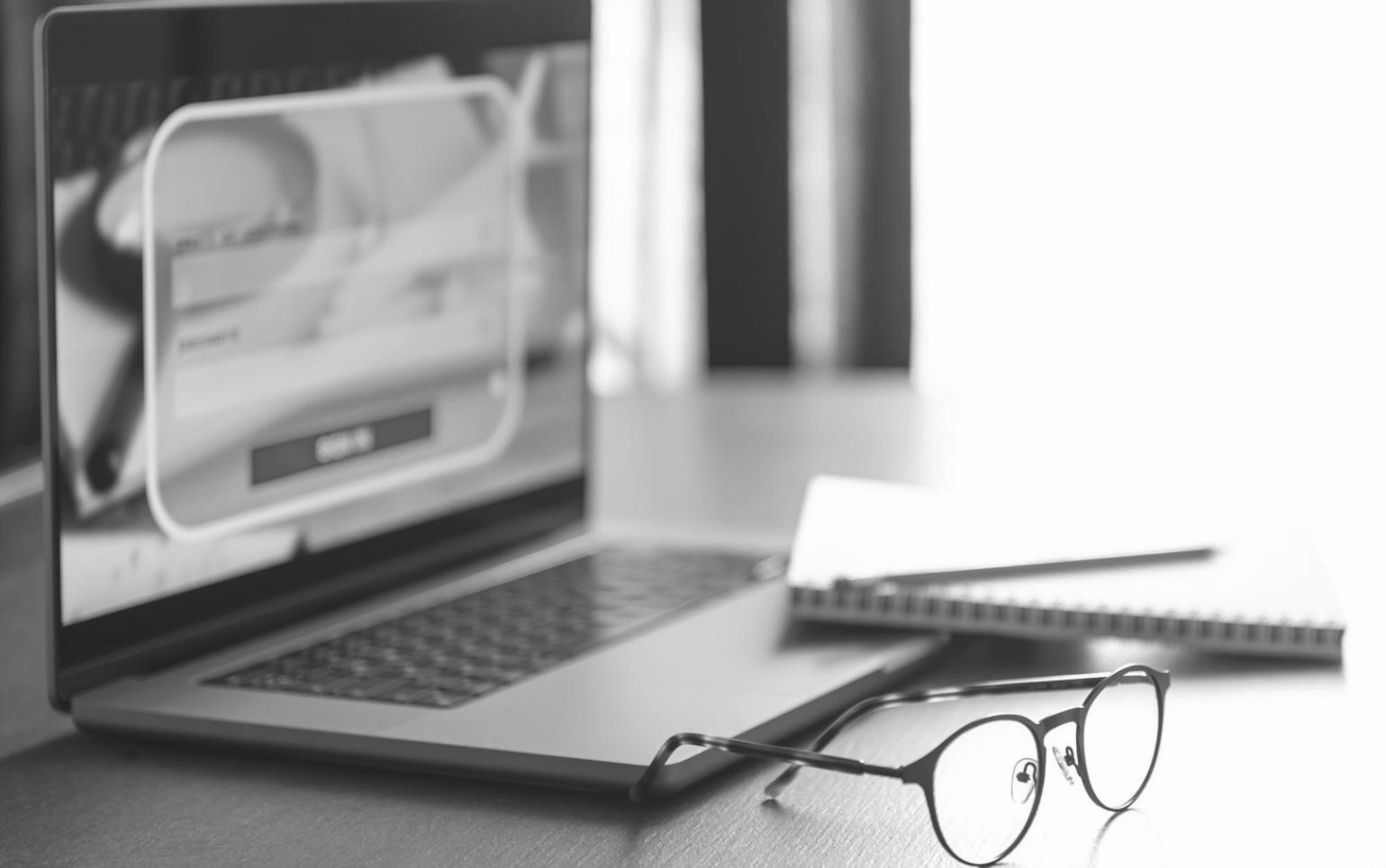 Finanzanalyse-Dashboard mit Kennzahlen und Diagrammen