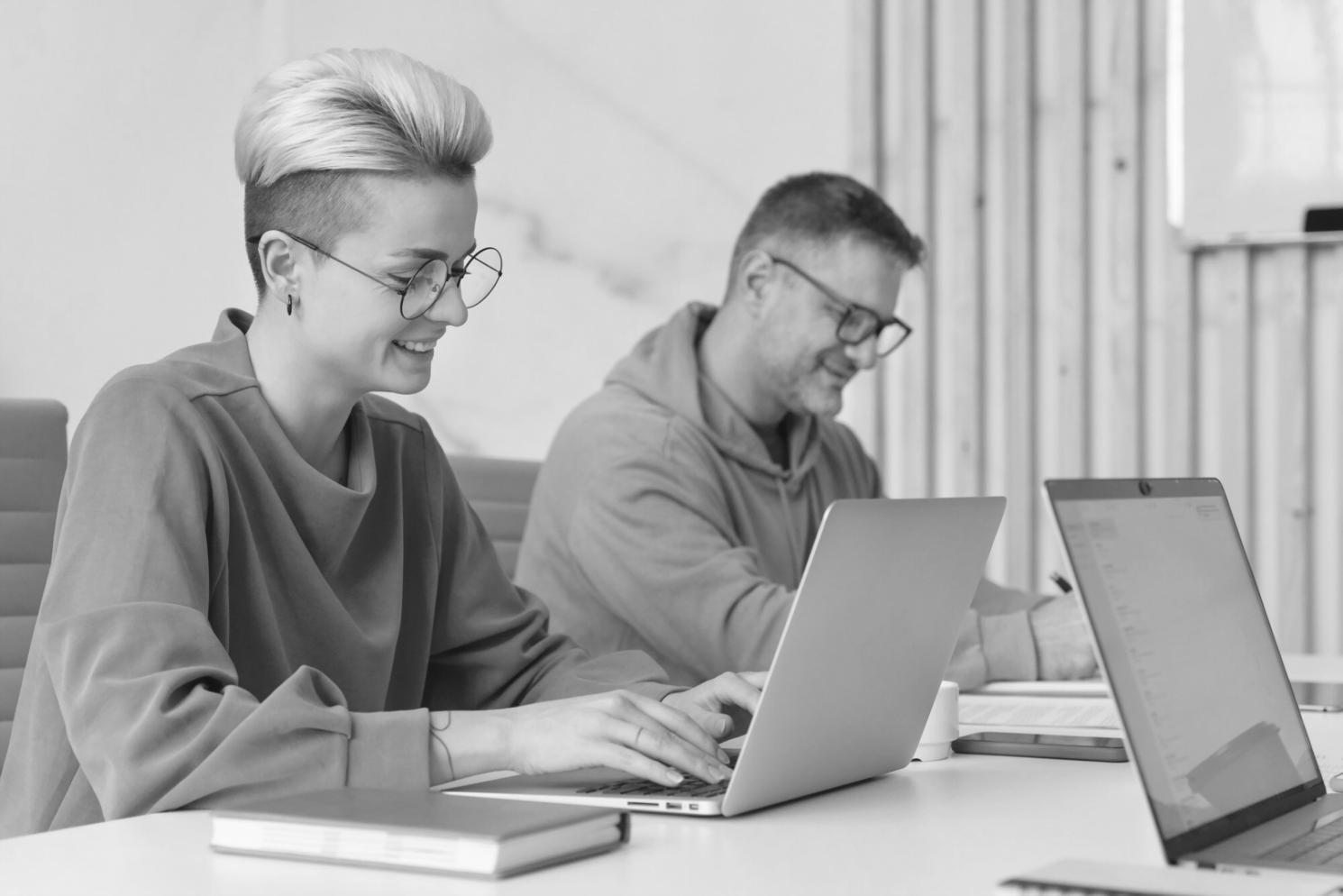 Finanzanalyse-Team bei der Datenauswertung